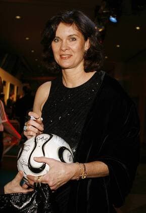 Ulrike Nasse Meyfarth (Deutschland) gibt ihr Autogramm auf einen Fußball anläßlich der FußBallNacht beim Ball des Sports 2006 Leichtathletik Damen Ball des Sports 2006, Gala, Sportgala, Sportball, FußBallNacht, Benefiz, Benefizgala, privat Einzelbild Frankfurt M.