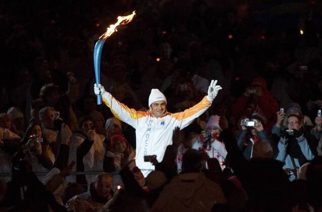 Fackelträger Alberto Tomba (Italien) umringt von Fotografen während der Eröffnungsfeier der olympischen Winterspiele 2006 in Turin -  (oly2006021021) Alpiner Skilauf OS Winter Herren Olympische Spiele Turin 2006, Winterspiele, Eröffnungsfeier, Eröffnung, Zeremonie Totale Turin