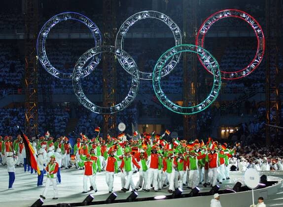 Einmarsch der deutschen Delegation unter den olympischen Ringen zur Eröffnungsfeier der Winterspiele 2006 in Turin OS Winter Herren Olympische Spiele Turin 2006, Winterspiele, Eröffnungsfeier, Eröffnung, Zeremonie, Vdig Totale Turin
