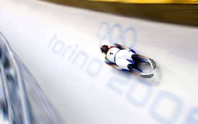 Georg Hackl (Deutschland) rast über die Olympischen Ringe Rennrodeln OS Winter Herren Olympische Spiele Turin 2006, Winterspiele, Rodeln, Rennschlitten, Rennschlittensport Totale Cesana Pariol Dynamik,