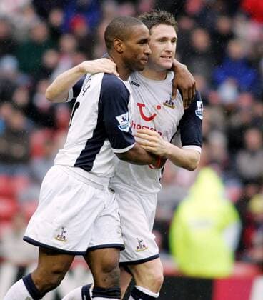 Jermain Defoe (li.) und Torschütze Robbie Keane (beide Tottenham Hotspurs) beim Torjubel -  Fußball Herren English Premier League 2005 2006, 1. Englische Liga, Tottenham Hotspur, Spurs Gruppe Sunderland Harmonie, Freude,