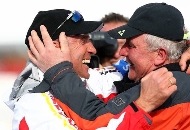 Bundestrainer Frank Ullrich (li.) und Willy Fischer, Vater von Sven Fischer (alle Deutschland) freuen sich über dessen Olympiasieg Biathlon OS Winter Herren Olympische Spiele Turin 2006, Winterspiele, 10km, 10 km, Sprint, Gruppe Cesana San Sicario Glück, Freude, Begeisterung,