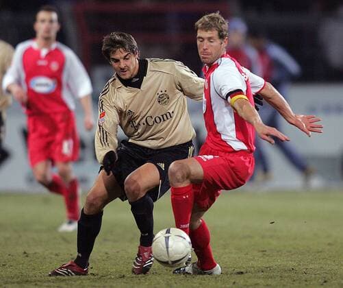 Sebastian Deisler (Bayern, li.) gegen Gregg Berhalter (Cottbus) Fußball Herren Jubiläumsspiel 2006, Test, Testspiel, FC Energie Cottbus - FC Bayern München 2:5 Gruppe Cottbus Dynamik,
