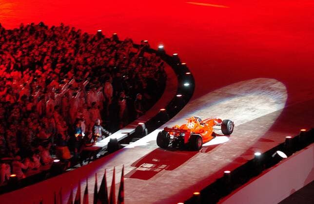 Das Ferrari Team liefert eine Showeinlage bei der Eröffnungsfeier der Olympischen Winterspiele 2006 in Turin Motorsport OS Winter Olympische Spiele 2006, Winterspiele, Eröffnungsfeier, Eröffnung, Zeremonie, Eröffnungszeremonie Einzelbild Turin