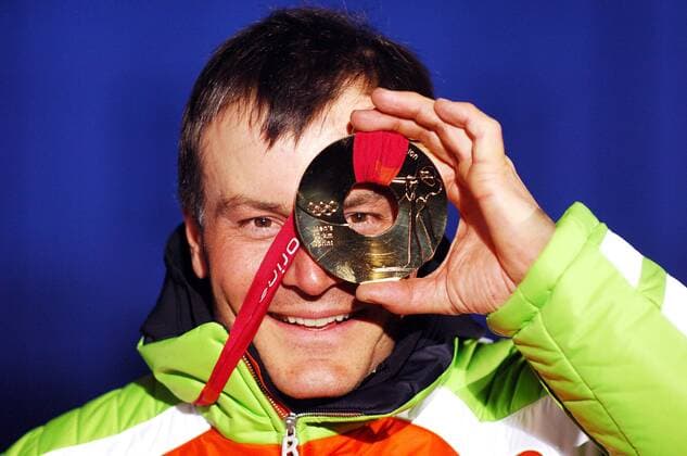Olympiasieger Sven Fischer (Deutschland) hat den goldenen Durchblick Sven Fischer gewann bei den Olympischen Spielen in Turin 2006 seinen einzigen Einzeltitel im Biathlon. Insgesamt kam er mit 4xGold, 2xSilber und 2xBronze auf 8 Olympische Medaillen. Biathlon OS Winter Herren Olympische Spiele Turin 2006, Winterspiele, 10km, 10 km, Sprint Einzelbild Medals Plaza Turin Freude,