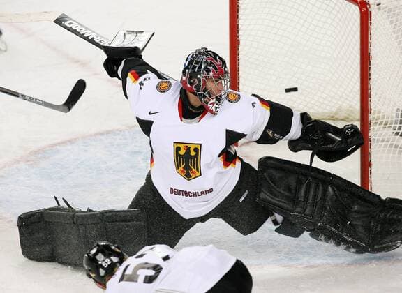 Goalie Thomas Greiss (Deutschland) machtlos beim Gegentor Eishockey OS Winter Herren Olympische Spiele Turin 2006, Winterspiele, Nationalmannschaft, Nationalteam, Nationaltrikot Einzelbild Turin Dynamik,