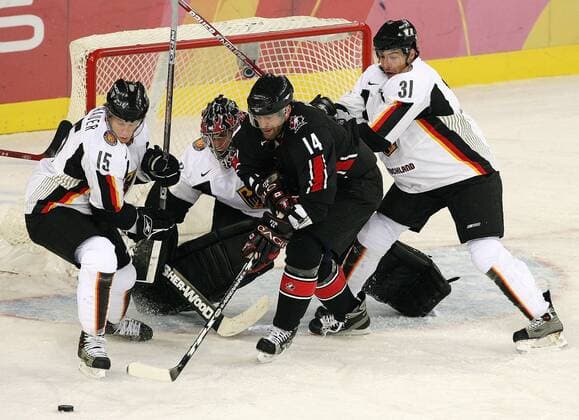 Todd Bertuzzi (Kanada, 2. v. re.) gegen Andreas Renz (re.), Stefan Schauer und Goalie Thomas Greiss (alle Deutschland) Eishockey OS Winter Herren Olympische Spiele Turin 2006, Winterspiele, Nationalmannschaft, Nationalteam, Nationaltrikot Gruppe Turin Dynamik, Kampf, Abwehr,