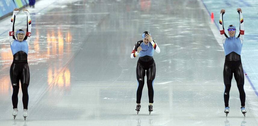 Olympiasieg Team Deutschland, v. li. Anni Friesinger, Daniela Anschütz Thoms, Claudia Pechstein Eisschnellauf OS Winter Damen Olympische Spiele Turin 2006, Winterspiele, Verfolgung, Teamverfolgung, Teamwettbewerb, Teamwertung Gruppe Turin Freude, Begeisterung,