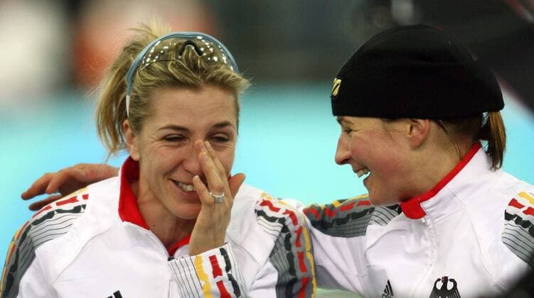 Anni Friesinger weint gerührt vor Freude über den Olympiasieg für Team Deutschland, re. Claudia Pechstein Eisschnellauf OS Winter Damen Olympische Spiele Turin 2006, Winterspiele, Verfolgung, Teamverfolgung, Teamwettbewerb, Teamwertung Gruppe Turin Freude, Begeisterung,