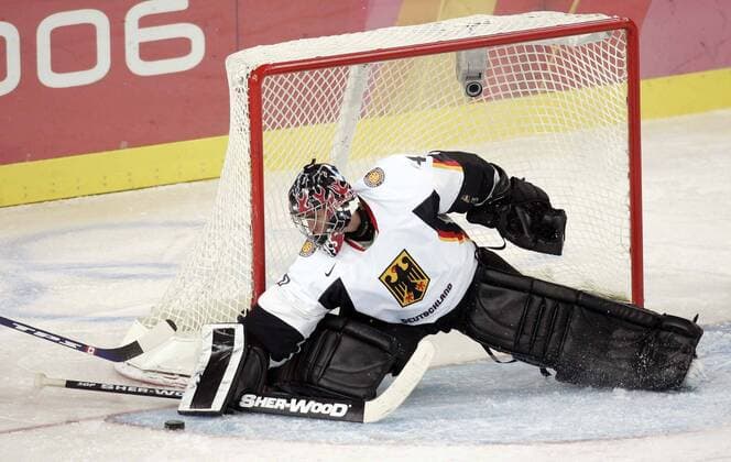 Goalie Thomas Greiss (Deutschland) - Torwartparade Eishockey OS Winter Herren Olympische Spiele Turin 2006, Winterspiele, Nationalmannschaft, Nationalteam, Nationaltrikot Einzelbild Turin Abwehr,