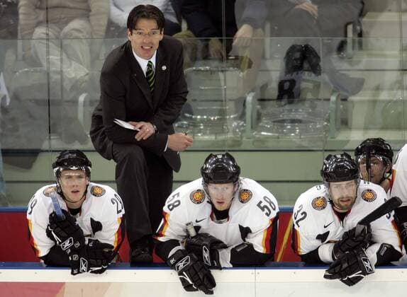 Reservebank Deutschland v.li.: Alexander Barta, Bundestrainer Uwe Krupp, Lasse Kopitz und Tomas Martinec Eishockey OS Winter Herren Olympische Spiele Turin 2006, Winterspiele, Nationalmannschaft, Nationalteam, Nationaltrikot Gruppe Thomas Turin