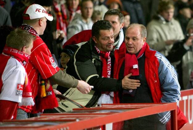 Manager Ulli Hoeneß (Bayern, re.) im Gespräch mit Cottbuser FC Bayern Fans Fußball Herren Jubiläumsspiel 2006, Test, Testspiel, FC Bayern München Gruppe 40 Jahre, 40jähriges, jähriges Cottbus