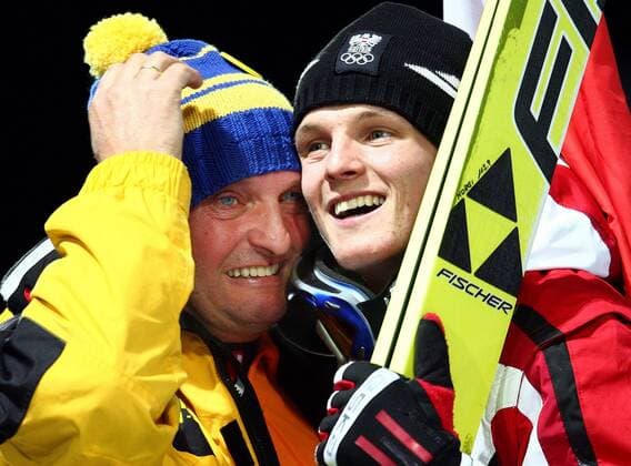Olympiasieger Thomas Morgenstern (Österreich) wird von seinem zu Tränen gerührten Vater umarmt Skispringen OS Winter Herren Olympische Spiele Turin 2006, Winterspiele, Skisprung, Nordischer Skisport, Ski Nordisch Gruppe Pragelato Freude, Begeisterung,