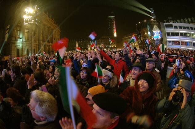 Italienische Fans jubeln auf dem Piazza Castello, dem Medals Plaza der Olympischen Winterspiele in Turin OS Winter Herren Olympische Spiele Turin 2006, Winterspiele Totale Medals Plaza Turin Freude,