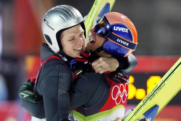 Olympiasieger Thomas Morgenstern (li.) und der Zweitplatzierte Andreas Kofler feiern den österreichischen Doppelsieg auf der Großschanze Skispringen OS Winter Herren Olympische Spiele Turin 2006, Winterspiele, Skisprung, Ski Nordisch, Nordischer Skisport Gruppe Pragelato Freude,
