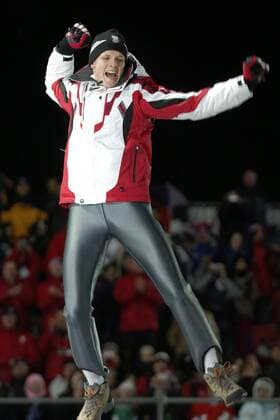 Olympiasieger Thomas Morgenstern (Österreich) hüpft jubelnd aufs Podest Skispringen OS Winter Herren Olympische Spiele Turin 2006, Winterspiele, Skisprung, Ski Nordisch, Nordischer Skisport Einzelbild Pragelato Freude,