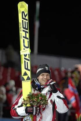 Olympiasieger Thomas Morgenstern (Österreich) prüft die Echtheit seiner Goldmedaille Skispringen OS Winter Herren Olympische Spiele Turin 2006, Winterspiele, Skisprung, Ski Nordisch, Nordischer Skisport Einzelbild Pragelato