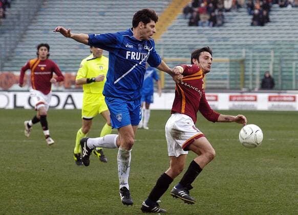 Vincenzo Montella (Roma, re.) gegen Richard Vanigli (Empoli) -  Fußball Herren Serie A 2005 2006, 1. Italienische Liga, AS Rom - Empoli FC 3:1 Gruppe Rom Dynamik,