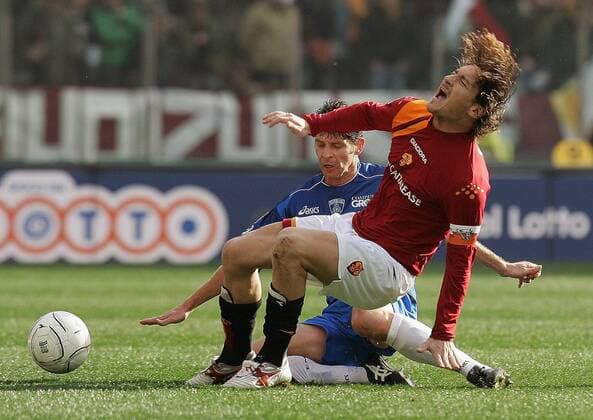 Francesco Totti (re., AS Rom) wird von Richard Vanigli (Empoli) gefoult und verletzt sich schwer -  Fußball Herren Serie A 2005 2006, 1. Italienische Liga, AS Rom - FC Empoli 1:0, Roma, Vdig Gruppe Rom Dynamik,
