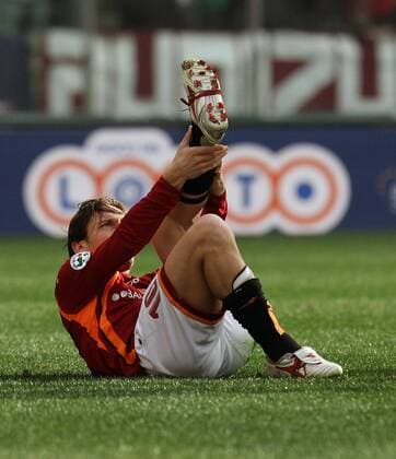 Francesco Totti (AS Rom) verletzt am Boden -  Fußball Herren Serie A 2005 2006, 1. Italienische Liga, AS Rom, Roma, Vdig Einzelbild Rom