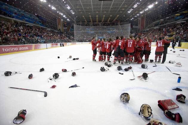Schlußjubel Olympiasieger Kanada, die Spielerinnen haben ihre Helme und Schläger auf das Eis geworfen Eishockey OS Winter Damen Olympische Spiele Turin 2006, Winterspiele, Kanada, Finale, Endspiel, ausverkauft Totale Palasport Olimpico Torino Turin Glück, Freude, Begeisterung,