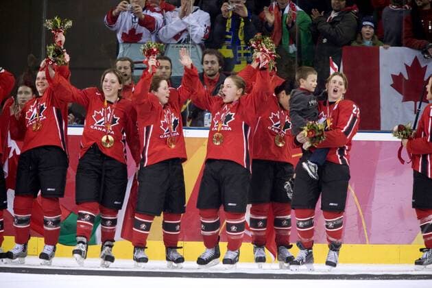 Schlußjubel Olympiasieger Kanada, u.a. mit Hayley Wickenheiser (re.), die ihren Sohn auf dem Arm hält Eishockey OS Winter Damen Olympische Spiele Turin 2006, Winterspiele, Finale, Endspiel Totale Turin Glück, Harmonie, Freude, Begeisterung,