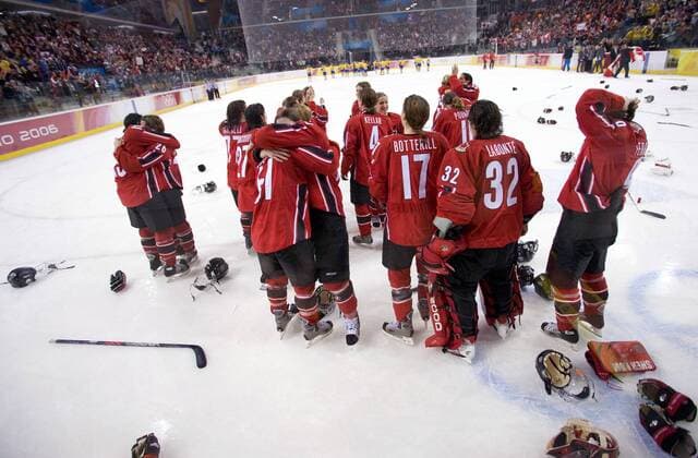 Schlußjubel Olympiasieger Kanada, u.a. mit Gillian Ferrari (re.), Goalie Charline Labonte (32) und Jennifer Botterill (17) Eishockey OS Winter Damen Olympische Spiele Turin 2006, Winterspiele, Finale, Endspiel Totale Palasport Olimpico Torino Turin