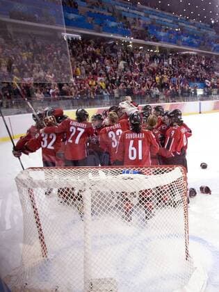 Schlußjubel Olympiasieger Kanada, u.a. mit Gillian Ferrari (9), Vicky Sunohara (61), Kim St. Pierre (33), Gina Kingsbury (27) und Goalie Charline Labonte (32) Eishockey OS Winter Damen Olympische Spiele Turin 2006, Winterspiele, Finale, Endspiel, Zuschauer, Publikum Totale Palasport Olimpico Torino, Tribüne, Tribünen Turin Glück, Harmonie, Begeisterung, Freude,