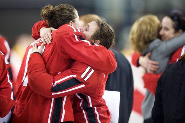 Schlußjubel Olympiasieger Kanada - Jennifer Botterill (li.) und Cheryl Pounder Eishockey OS Winter Damen Olympische Spiele Turin 2006, Winterspiele, Finale, Endspiel Gruppe Turin Glück, Harmonie, Freude,