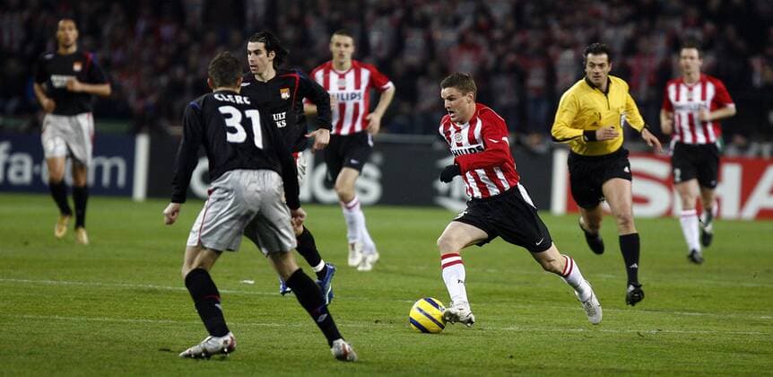 Jason Culina (Eindhoven, re.) am Ball, daneben Tiago (Mitte) und Clerc (beide Lyon) -  Fußball EC 1 Herren Champions League 2005 2006, Achtelfinale, PSV Eindhoven - Olympique Lyonnais 0:1, OL Gruppe Eindhoven Dynamik,