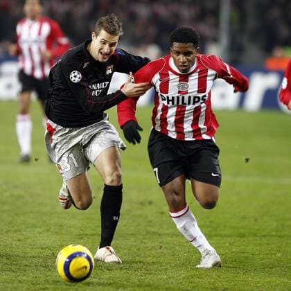 Jefferson Farfan (Eindhoven, re.) gegen Francois Clerc (Lyon) -  Fußball EC 1 Herren Champions League 2005 2006, Achtelfinale, PSV Eindhoven - Olympique Lyonnais 0:1, OL Gruppe Eindhoven Dynamik,