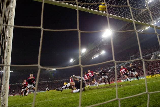 Gegentor Eindhoven - Der Ball landet im Kasten von Torwart Heurelho Gomes (Eindhoven), der geschlagen am Boden liegt Fußball EC 1 Herren Champions League 2005 2006, Achtelfinale, PSV Eindhoven - Olympique Lyonnais 0:1, OL Totale pan12800 Eindhoven  