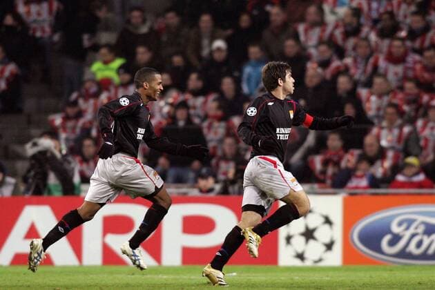 Juninho (re.) und Florent Malouda (beide Lyon) - Torjubel Fußball EC 1 Herren Champions League 2005 2006, Achtelfinale, Olympique Lyonnais, OL Gruppe pan12800 Eindhoven Freude,  