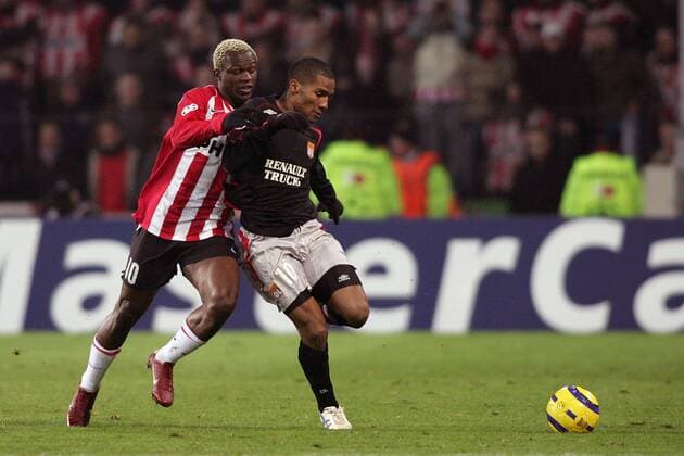 Florent Malouda (Lyon, re.) gegen Arouna Kone (Eindhoven) Fußball EC 1 Herren Champions League 2005 2006, Achtelfinale, PSV Eindhoven - Olympique Lyonnais 0:1, OL Gruppe pan12800 Eindhoven Dynamik,  