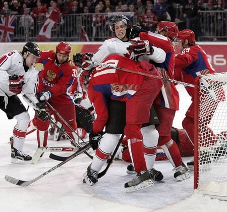 Vincent Lecavalier (Kanada, Mitte) geht resolut und hart an der Grenze gegen Evgeni Malkin (li.) zur Sache, Darius Kasparaitis (beide Russland) versucht die beiden zu trennen Eishockey OS Winter Herren Olympische Spiele Turin 2006, Winterspiele, Nationalmannschaft, Nationalteam, Nationaltrikot Gruppe Turin Dynamik, Kampf,