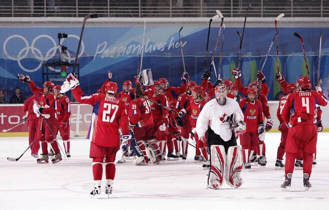 Schlußjubel Russland, Goalie Martin Brodeur (Kanada) zieht enttäuscht von Dannen Eishockey OS Winter Herren Olympische Spiele Turin 2006, Winterspiele, Nationalmannschaft, Nationalteam, Nationaltrikot Totale Turin Freude,