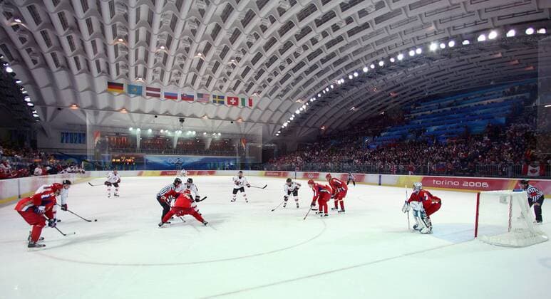In der Eishockeyhalle Esposizioni findet die Viertelfinalbegegnung Russland gegen Kanada statt Eishockey OS Winter Herren Olympische Spiele Turin 2006, Winterspiele, Nationalmannschaft, Nationalteam, Nationaltrikot Totale Torino Esposizioni Turin