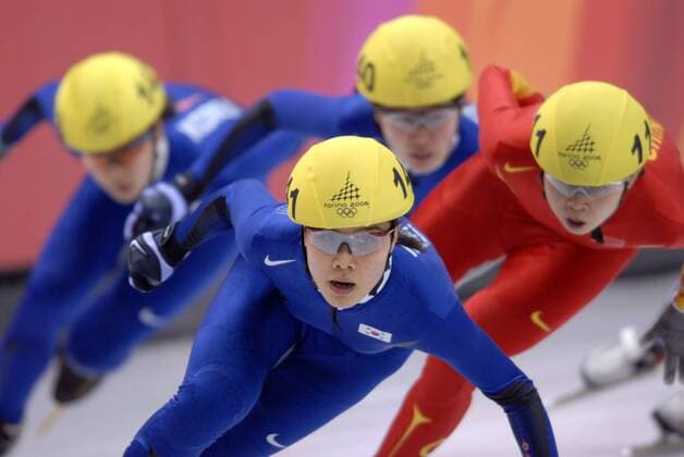 Sun Yu Jin (Südkorea) an der Spitze -  Short Track OS Winter Damen Olympische Spiele Turin 2006, Winterspiele, Shorttrack Einzelbild Turin