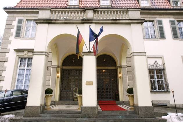 Der Eingangsbereich des Schlosshotels Vier Jahreszeiten im Grunewald - das Fünf Sterne Etablissement wird während der WM 2006 das Mannschaftsquartier der deutschen Nationalmannschaft sein Fußball Herren Vorschau 2005 Weltmeisterschaft 2006, Nationalmannschaft, Nationalteam, Mannschaftsquartier, Vdig Totale Mannschaftshotel, Mannschaftsunterkunft Berlin