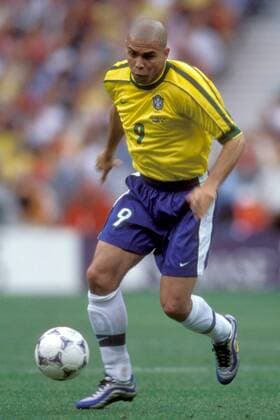 Ronaldo (Brasilien) am Ball Fußball Länderspiel Herren Weltmeisterschaft 1998, Nationalmannschaft, Nationalteam, Nationaltrikot, Gruppe A, Eröffnungsspiel Einzelbild Paris, St. Denis, Saint Dynamik,