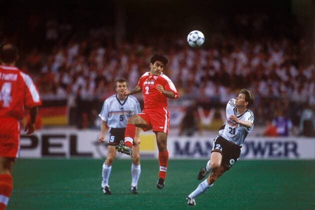 Mehdi Mahdavikia (Iran) - Kopfball, daneben Michael Tarnat (Deutschland) Fußball Länderspiel Herren Weltmeisterschaft 1998, Nationalmannschaft, Nationalteam, Nationaltrikot, Gruppe F Gruppe Montpellier Dynamik, Höhe,