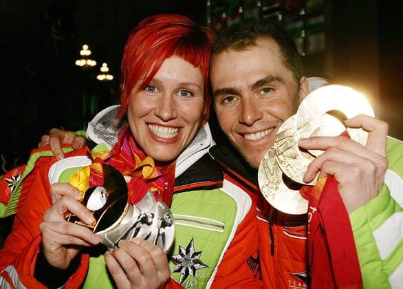 Kati Wilhelm und Michael Greis (beide Deutschland) präsentieren stolz ihre Medaillen von den Olympischen Winterspielen 2006 Biathlon OS Winter Olympische Spiele Turin 2006, Winterspiele Gruppe Medals Plaza Turin
