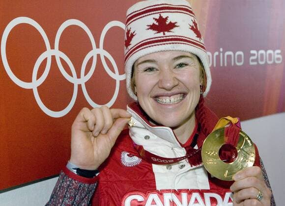 Clara Hughes (Kanada) präsentiert stolz ihre Goldmedaille und einen kleinen Anhänger in Ahornblattform -  (oly2006022512) Eisschnellauf OS Winter Damen Olympische Spiele Turin 2006, Winterspiele, 5000m, 5000 m, Meter Porträt Turin