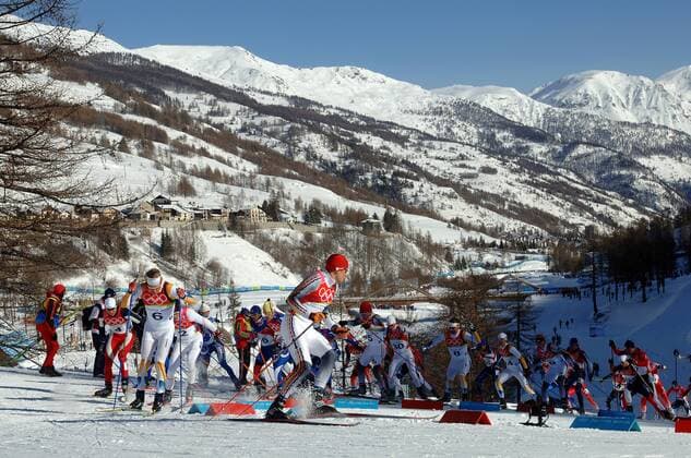 Tobias Angerer (Deutschland) führt das Feld an Nordischer Skilauf OS Winter Herren Olympische Spiele Turin 2006, Winterspiele, Langlauf, Nordischer Skisport, Ski Nordisch, 50km, 50 km Totale Massenstart Pragelato