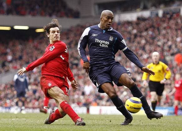 Fernando Morientes (li., Liverpool) gegen Sylvain Distin (Manchester City) - EDITORIAL USE ONLY. No use with unauthorised audio, video, data, fixture lists, club league logos or live services. Online in-match use limited to 120 images, no video emulation. No use in betting, games or single club league player publications. Fußball Herren English Premier League 2005 2006, 1. Englische Liga, FC Liverpool - Manchester City 1:0, Vdig Gruppe Liverpool Dynamik,