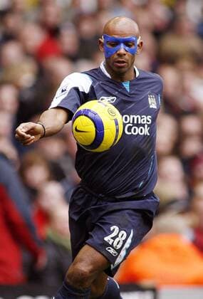Trevor Sinclair (Manchester City) am Ball - EDITORIAL USE ONLY. No use with unauthorised audio, video, data, fixture lists, club league logos or live services. Online in-match use limited to 120 images, no video emulation. No use in betting, games or single club league player publications. Fußball Herren English Premier League 2005 2006, 1. Englische Liga, Manchester City, Vdig Einzelbild Liverpool
