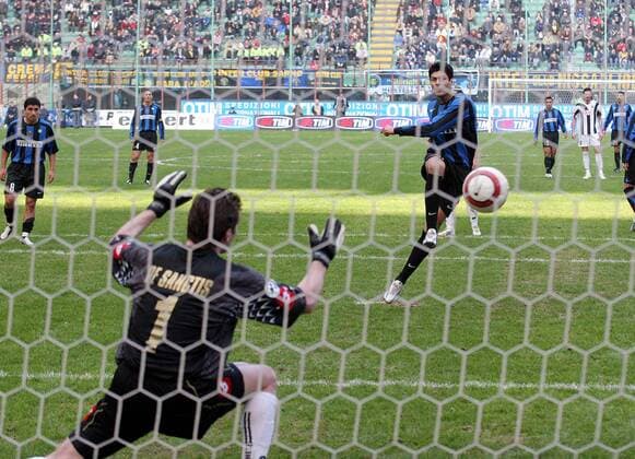 Elfmeter: Julio Ricardo Cruz (hi., Inter) trifft gegen Torwart Morgan de Sanctis (Udine) -  Fußball Herren Serie A 2005 2006, 1. Italienische Liga, FC Internazionale Mailand - Udinese Calcio 3:1, Vdig Totale Mailand Spannung,
