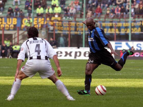 Pierre Wome (re., Inter) zieht ab, Valerio Bertotto (Udine) schaut zu -  Fußball Herren Serie A 2005 2006, 1. Italienische Liga, FC Internazionale Mailand - Udinese Calcio 3:1, Vdig Gruppe Mailand Dynamik,