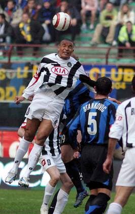 Jose Luis Vidigal (oben, Udine) - Kopfball, Stankovic (Inter) schaut zu -  Fußball Herren Serie A 2005 2006, 1. Italienische Liga, FC Internazionale Mailand - Udinese Calcio 3:1, Vdig Gruppe Mailand Dynamik, Höhe,