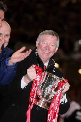 Ligapokalsieger Manchester United - Trainer Sir Alex Ferguson mit der Trophäe - EDITORIAL USE ONLY. No use with unauthorised audio, video, data, fixture lists, club league logos or live services. Online in-match use limited to 120 images, no video emulation. No use in betting, games or single club league player publications. Fußball Herren Carling Cup 2005 2006, Pokal, Pokalspiel, Ligapokal, English Premier League, 1. Englische Liga Einzelbild Cardiff Glück, Freude,
